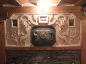 Relieve en bodega particular de 2,40 x 1,20 m con escudos heráldicos. Piedra Rosa Sepúlveda.
