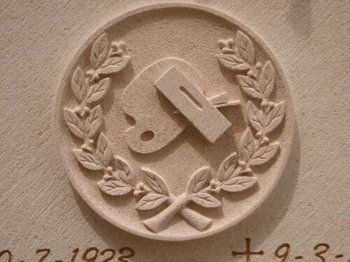 Relieve dedicado a un artesano de la madera y pintura, de 30 cm en Piedra Rosa Sepúlveda.