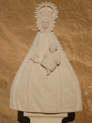 Virgen del Barrio-Valleruela de Sepúlveda de 65 cm de alto. Piedra Rosa Sepúlveda.       
