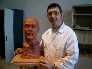  Busto de hombre de arcilla.