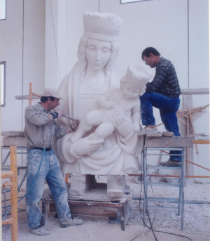 Reproducción de la Virgen de la Almudena. Escultura de Ramón Chaparro, para la Catedral de Madrid. 4,5 m de altura. Piedra Caliza de Andalucía.   
