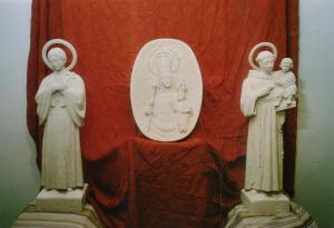 Escultura de Santa Gema, 85 cm de alto. Centro_ Medallón de la Virgen de la Peña, 50 cm de alto. Dcha._ Escultura de San Antonio, 85 cm de alto. Piedra Rosa Sepúlveda_      