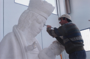 Reproducción de la Virgen de la Almudena. Escultura de Ramón Chaparro para la Catedral de Madrid. 4,5 m de alto. Piedra Caliza de Andalucía.      