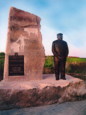 Monumento al Sr. de Entrín (Badajoz) 2 bloques de Piedra Rosa Sepúlveda de 10 y 14 toneladas y escultura de bronce de 2 m de alto.