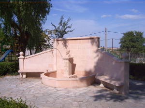 Fuente y monumento a Isaac de Frutos en parque infantil público de Sepúlveda. Piedra Rosa Sepúlveda.