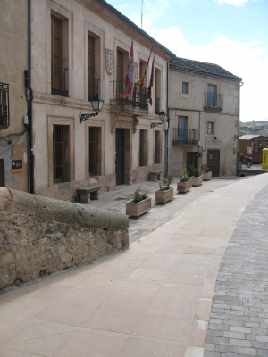 Baldosas y bordillos de Piedra Rosa Sepúlveda en las calles de Sepúlveda.