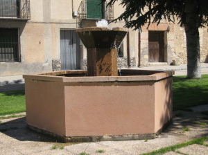 Fuente de Piedra Rosa Sepúlveda en plaza pública de Veganzones (Segovia).