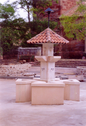 Fuente de Piedra Rosa Sepúlveda en plaza Pública de Liceras (Soria).