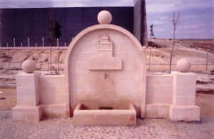 Fuente de Piedra Rosa Sepúlveda en Parque público de Urueñas (Segovia).