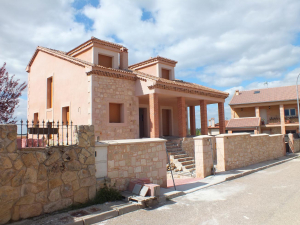 Albardilla, pilastras, recercado de ventanas y esquinas. Vivienda particular de Prádena (Segovia).