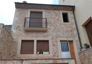 Solera de balcón, recercado de ventanas, esquinas y mampostería de piedra Rosa Sepúlveda en vivienda particular  de Sepúlveda.
