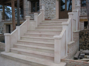 Escalinata y barandilla de piedra Rosa Sepúlveda en vivienda particular de Cerezo de Abajo (Segovia).