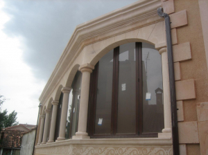 Fachada con trabajos de cantería y balaustres torneados en Piedra Rosa Sepúlveda. Vivienda unifamiliar en Prádena (Segovia).
