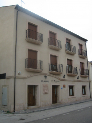 Trabajos de cantería en fachada y escudo. Edificio construido en Prádena. Piedra Rosa Sepúlveda.