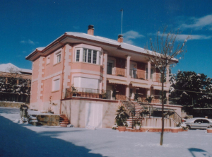 Columnas, esquinas y recercado de ventanas en vivienda particular de Tres Cantos (Madrid).