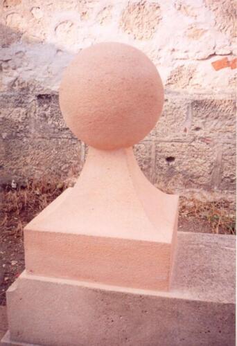 Bolo y soporte en obra pública de Sepúlveda (Segovia). Piedra Rosa Sepúlveda abujardada.