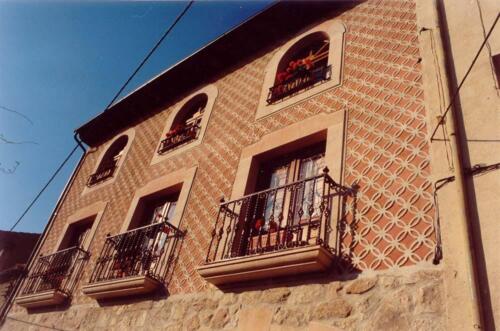 Trabajos en Piedra Rosa  Sepúlveda abujardada para fachada de vivienda unifamiliar de Sepúlveda (Segovia).
