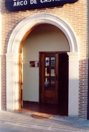 Arco de entrada a un restaurante de San Sebastián de los Reyes (Madrid). Piedra Rosa Sepúlveda abujardada.