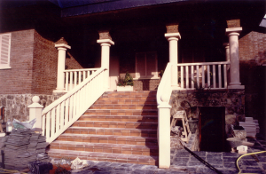 Balaustrada y columnas en chalet particular en urbanización de Villaviciosa de Odón (Madrid). Piedra Rosa Sepúlveda.