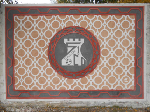 Mural del Club Polideportivo Sepúlveda elaborado con esgrafiado Segoviano.