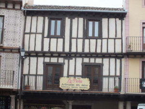 Fachada de edificio en Sepúlveda. Revoco tradicional a la cal.